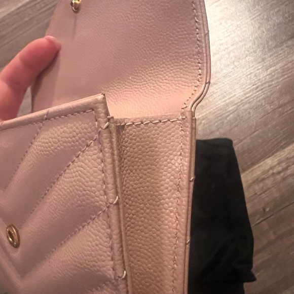 Saint Laurent Cassandre matelasse small envelope wallet in grain Pale pink - Picture 4 of 6